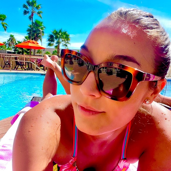 Posher ~ Camille @camisclothesout w/Cami’s Closet - Picture 3 of 8